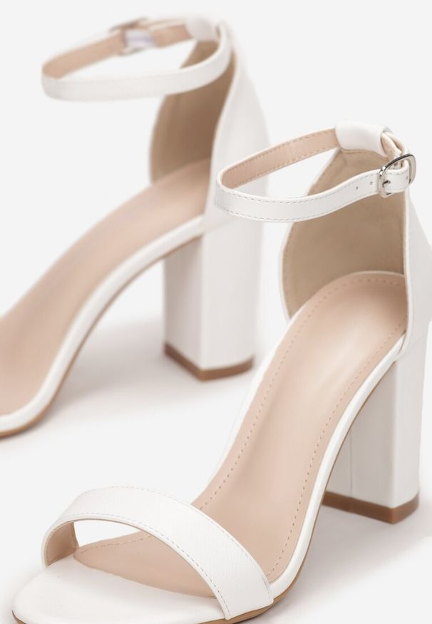 Renee - Białe Sandały Bargaining. Zapięcie: pasek. Kolor: biały. Obcas: na obcasie. Wysokość obcasa: wysoki
