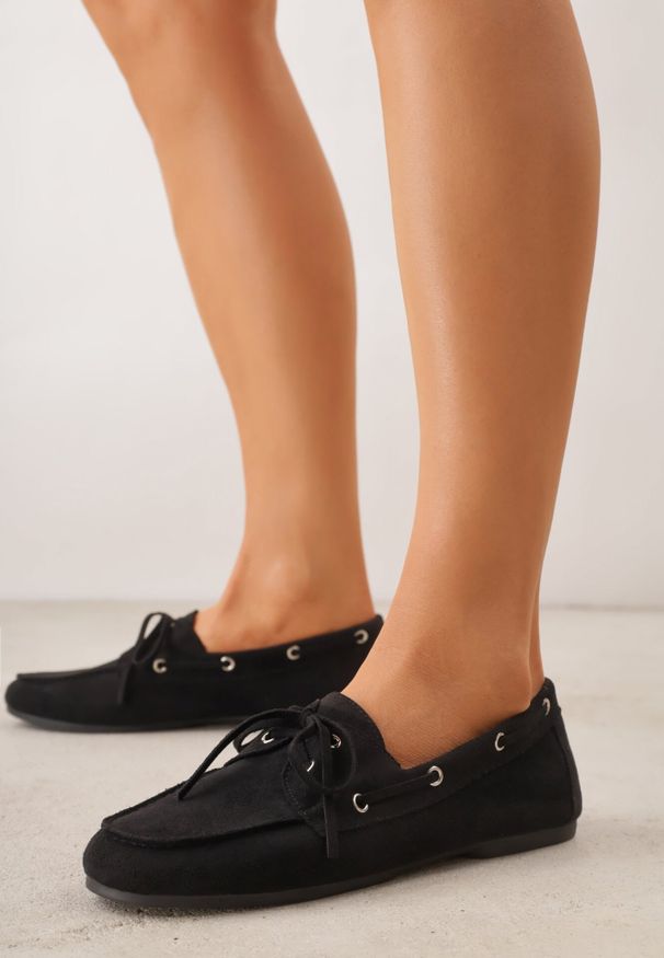 Born2be - Czarne Mokasyny VICES ze Skórzaną Wkładką Ozdobione Wiązaniem Pireronei. Nosek buta: okrągły. Zapięcie: sznurówki. Kolor: czarny. Materiał: skóra. Wzór: aplikacja. Obcas: na obcasie. Styl: klasyczny. Wysokość obcasa: niski