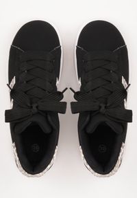 Renee - Czarno-Panterkowe Sneakersy na Niskiej Platformie z Naszywkami Flordexia. Okazja: na co dzień. Zapięcie: pasek. Kolor: czarny. Materiał: jeans. Wzór: aplikacja. Obcas: na platformie #8