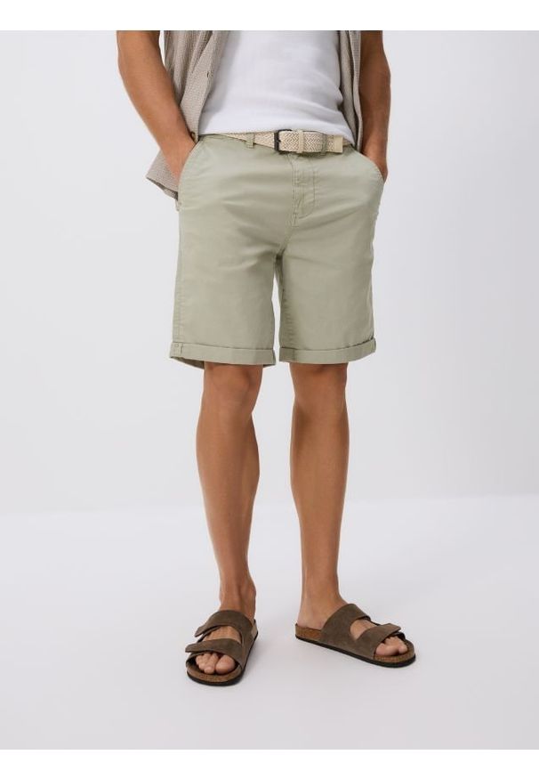 Reserved - Szorty slim fit - jasnozielony. Kolor: zielony. Materiał: bawełna, tkanina
