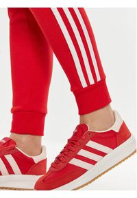 Adidas - adidas Spodnie dresowe Essentials 3-Stripes IY1719 Czerwony Slim Fit. Kolor: czerwony. Materiał: bawełna #5