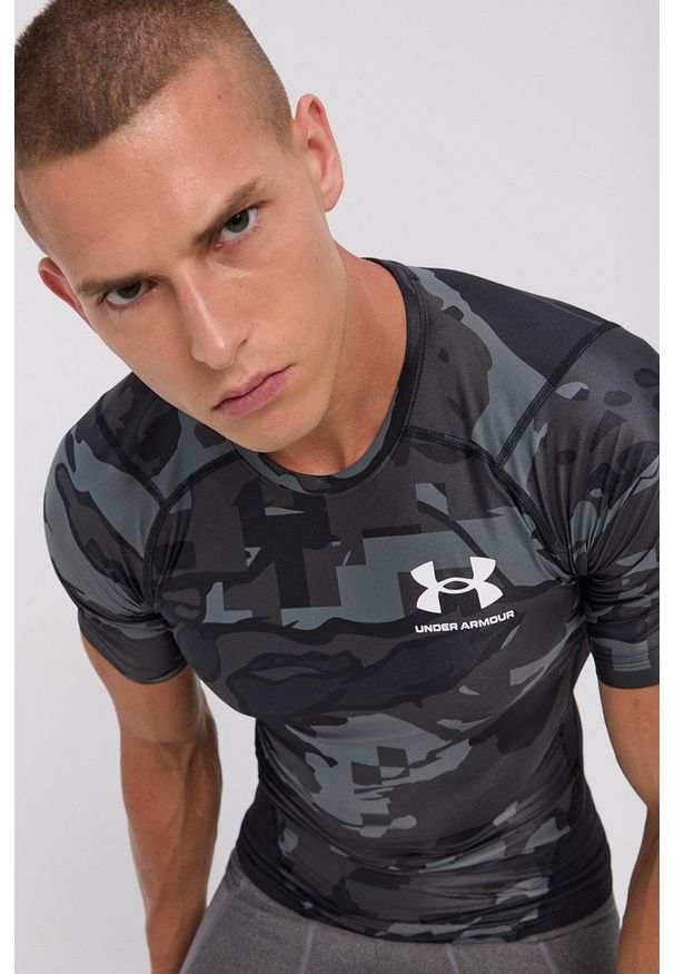 Under Armour - T-shirt. Kolor: czarny. Materiał: dzianina. Wzór: nadruk