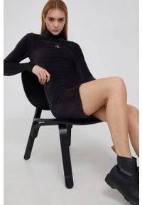 Calvin Klein Jeans Sukienka sztruksowa kolor czarny mini rozkloszowana. Typ kołnierza: golf. Kolor: czarny. Materiał: sztruks. Długość rękawa: długi rękaw. Typ sukienki: rozkloszowane. Długość: mini