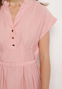Born2be - Różowa Sukienka z Wiskozy o Rozkloszowanym Kroju z Paskiem Sepina. Okazja: na co dzień. Typ kołnierza: dekolt w serek. Kolor: różowy. Materiał: wiskoza. Długość rękawa: krótki rękaw. Wzór: aplikacja. Sezon: lato. Styl: klasyczny, casual, elegancki #4