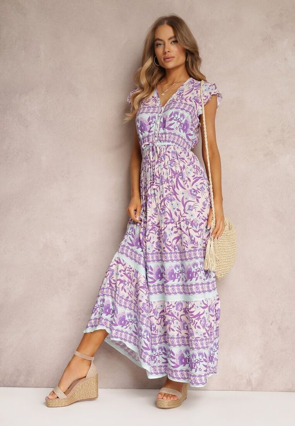 Renee - Fioletowa Sukienka w Kwiaty z Gumką w Pasie i Krótkim Rękawem Sadi. Kolor: fioletowy. Materiał: tkanina. Długość rękawa: krótki rękaw. Wzór: kwiaty. Długość: maxi