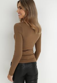 Born2be - Brązowa Bluzka Alexusi. Typ kołnierza: dekolt kwadratowy. Kolor: brązowy. Materiał: dzianina. Długość rękawa: długi rękaw. Długość: długie. Wzór: gładki. Styl: elegancki #2