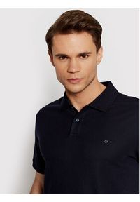 Calvin Klein Polo Refined Pique Chest K10K102964 Granatowy Regular Fit. Typ kołnierza: polo. Kolor: niebieski. Materiał: bawełna