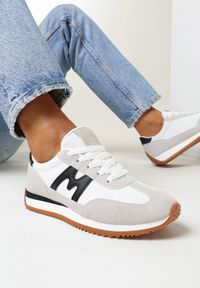 Born2be - Białe Sneakersy Ledrea. Okazja: na co dzień. Kolor: biały. Materiał: jeans, materiał, guma. Szerokość cholewki: normalna. Wzór: gładki. Obcas: na płaskiej podeszwie #1