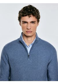 Big-Star - Sweter męski z półgolfem i krótkim zamkiem niebieski Samsonis 402. Okazja: na co dzień. Typ kołnierza: kołnierzyk stójkowy. Kolor: niebieski. Materiał: bawełna. Długość: krótkie. Wzór: ze splotem. Styl: klasyczny, sportowy, casual