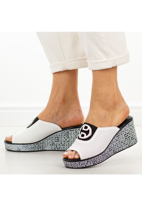 Białe skórzane klapki damskie na koturnie S.Barski 7012. Okazja: na co dzień. Nosek buta: okrągły. Kolor: biały. Materiał: skóra. Wzór: aplikacja. Sezon: wiosna, lato. Obcas: na koturnie. Styl: elegancki, casual