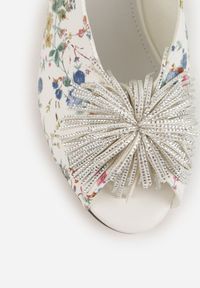 Renee - Białe Sandały na Słupku z Wkładką ze Skóry Naturalnej z Pomponem Rerissiana. Okazja: na co dzień. Nosek buta: otwarty. Zapięcie: pasek. Kolor: biały. Materiał: skóra. Obcas: na słupku. Styl: casual. Wysokość obcasa: średni #5