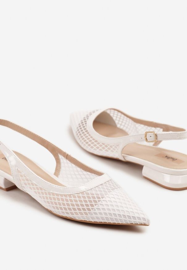 Renee - Białe Sandały Slingback z Siateczki ze Szpiczastym Noskiem Niloriae. Okazja: na co dzień, na spotkanie biznesowe, do pracy. Nosek buta: szpiczasty. Zapięcie: pasek. Kolor: biały. Materiał: jeans. Styl: biznesowy, casual