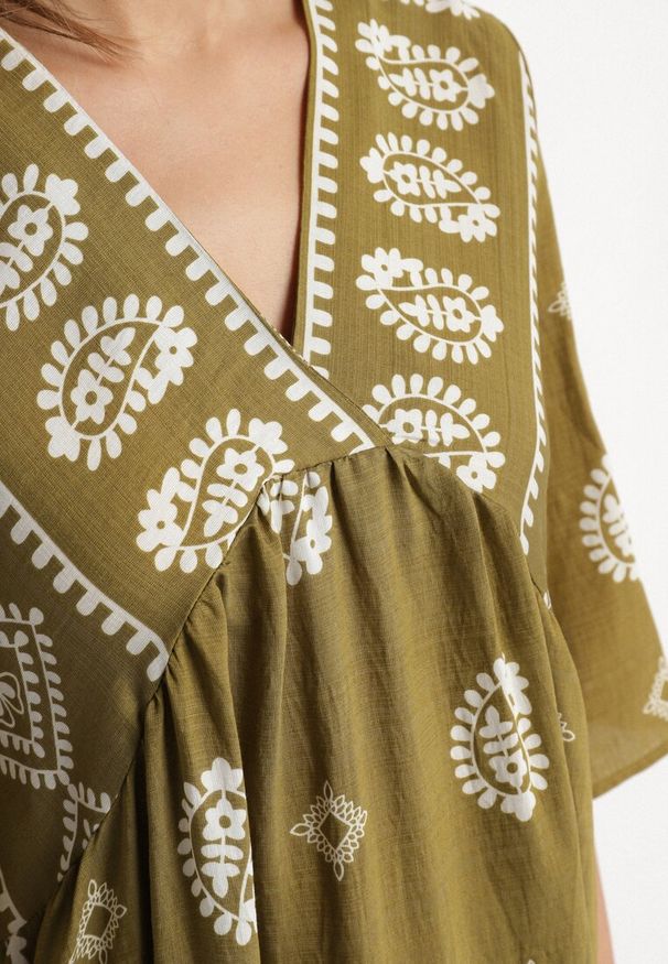 Born2be - Ciemnozielona Wiskozowa Sukienka ze Wzorem Boho Frisana. Okazja: na co dzień. Typ kołnierza: dekolt w kształcie V. Kolor: zielony. Materiał: wiskoza. Styl: boho