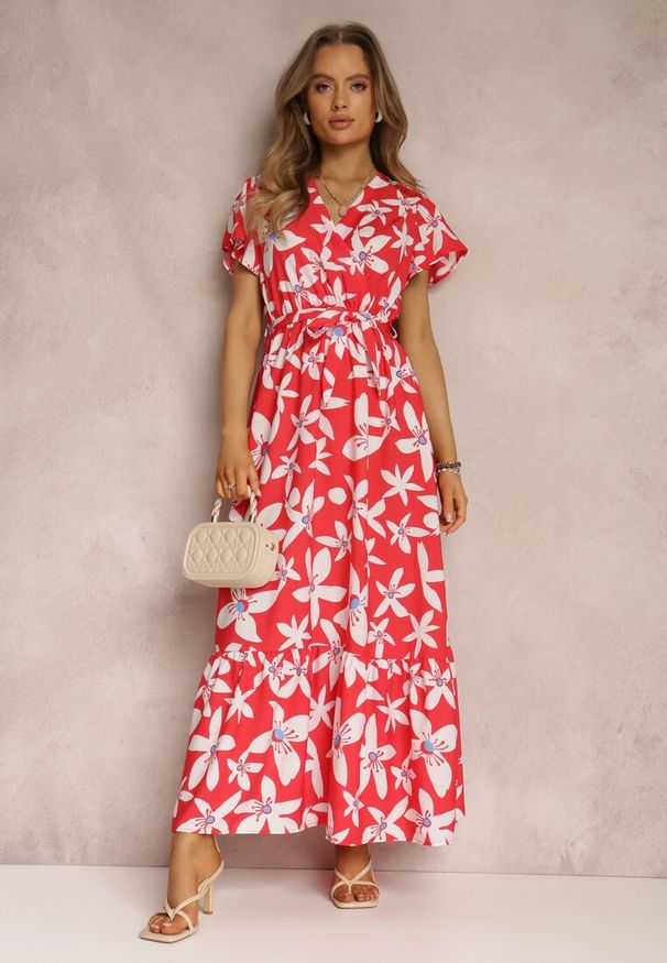 Renee - Czerwona Sukienka Mannie. Kolor: czerwony. Materiał: materiał. Wzór: kwiaty, aplikacja. Sezon: lato. Typ sukienki: kopertowe. Styl: wakacyjny. Długość: maxi