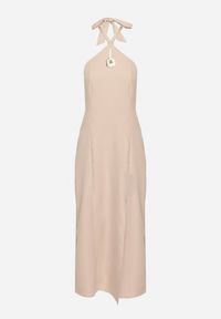 Born2be - Beżowa Sukienka z Wiskozą z Odkrytymi Plecami i Wiązaniem Zdobiona Broszką Nalorise. Kolor: beżowy. Materiał: wiskoza. Wzór: aplikacja. Styl: elegancki, klasyczny #5