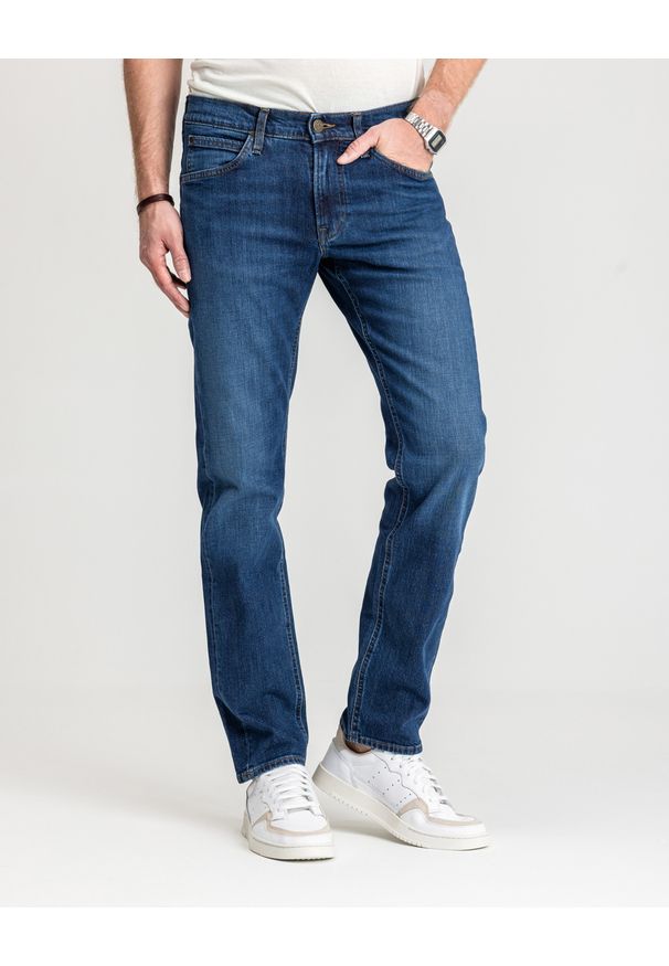 Lee - LEE DAREN MĘSKIE SPODNIE JEANSOWE REGULAR STRAIGHT L707KNDD 112118219. Okazja: na co dzień, do pracy. Długość: krótkie. Wzór: jednolity, napisy. Sezon: wiosna, lato, jesień. Styl: casual, klasyczny