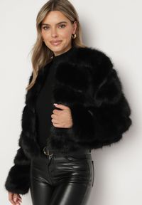 Born2be - Czarna Krótka Kurtka z Futerkiem na Haftki Loreinda. Okazja: na co dzień. Kolor: czarny. Materiał: futro. Długość: krótkie. Styl: casual, elegancki #6