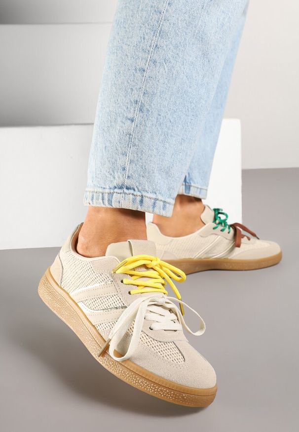 Renee - Beżowe Sneakersy z Geometrycznymi Paskami i Podwójnym Wiązaniem Florlevi. Okazja: na co dzień. Zapięcie: pasek. Kolor: beżowy. Wzór: geometria