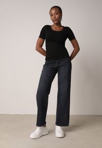 Born2be - Czarny Prążkowany T-shirt Ozdobiony po Bokach Marszczeniem Nedisa. Okazja: na co dzień. Kolor: czarny. Materiał: prążkowany. Wzór: aplikacja. Styl: casual #4