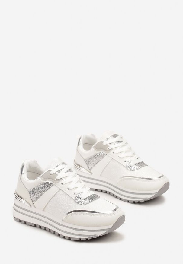 Renee - Biało-Srebrne Sneakersy z Brokatem na Ozdobnej Grubej Podeszwie Rilveia. Kolor: biały