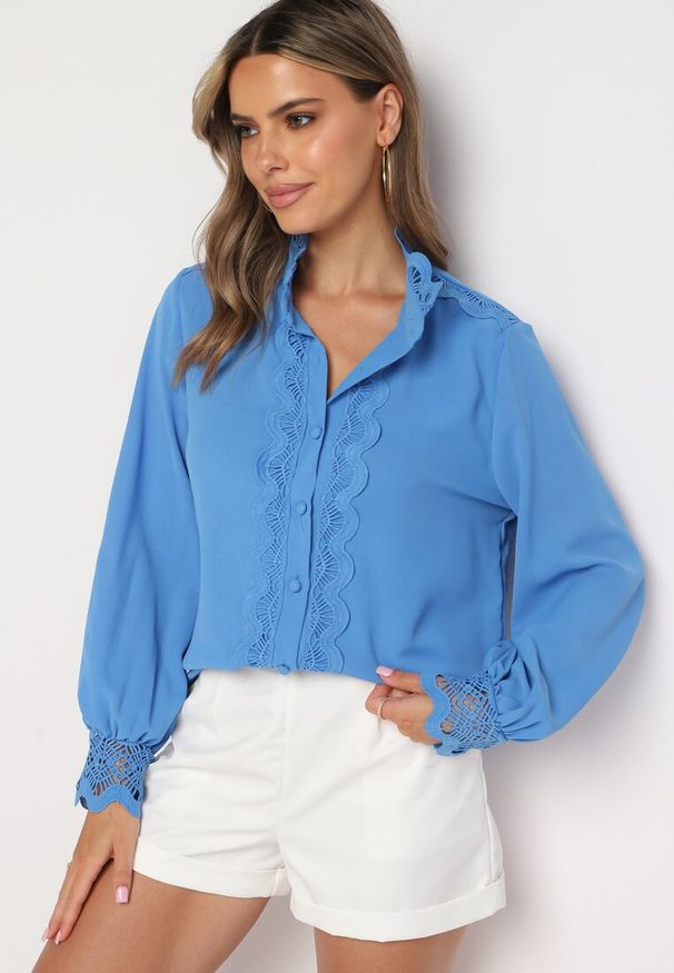 Born2be - Niebieska Koszula ze Stójką i Koronkowymi Zdobieniami Kalla. Typ kołnierza: kołnierzyk stójkowy. Kolor: niebieski. Materiał: koronka. Wzór: aplikacja. Styl: vintage