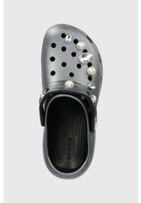 Crocs klapki Classic Platform Crystals Pearls Clog damskie kolor czarny na platformie 208342. Kolor: czarny. Obcas: na platformie #2