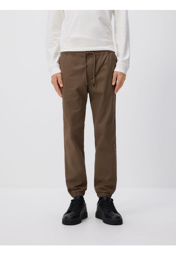 Reserved - Bawełniane spodnie jogger - ciemnobrązowy. Kolor: brązowy. Materiał: bawełna