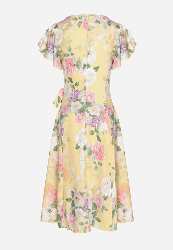 Born2be - Żółta Kwiatowa Sukienka z Kopertowym Dekoltem Atorina. Okazja: na co dzień, do pracy, na spotkanie biznesowe. Typ kołnierza: dekolt kopertowy. Kolor: żółty. Wzór: kwiaty. Typ sukienki: kopertowe. Styl: biznesowy, casual