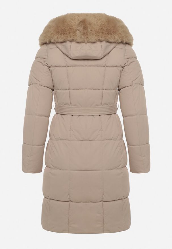 Born2be - Beżowa Pikowana Kurtka z Kapturem z Futrem i Wiązanym Paskiem Mevinatia. Okazja: na co dzień. Typ kołnierza: kaptur. Kolekcja: plus size. Kolor: beżowy. Materiał: futro. Styl: casual, klasyczny