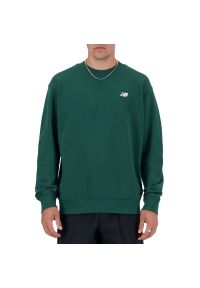 Bluza New Balance MT41507NWG - zielona. Okazja: na co dzień. Kolor: zielony. Materiał: bawełna, dresówka, poliester, tkanina. Wzór: aplikacja, napisy, haft. Styl: casual, klasyczny