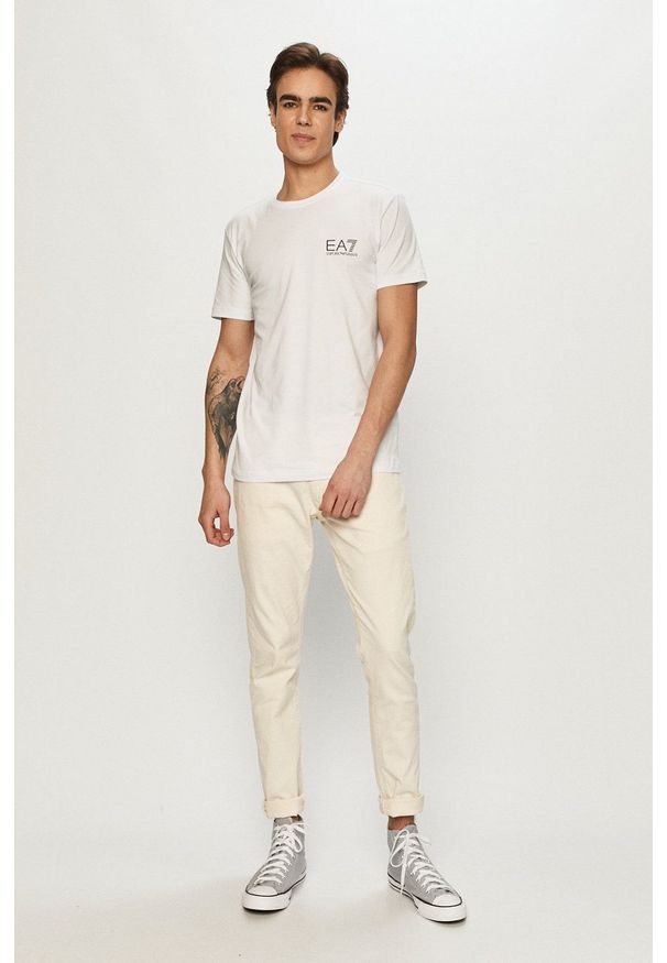 EA7 Emporio Armani - T-shirt. Okazja: na co dzień. Kolor: biały. Materiał: dzianina. Wzór: gładki, aplikacja. Styl: casual