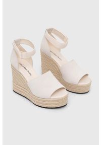 Calvin Klein Jeans sandały WEDGE SANDAL WIDE SU CON damskie kolor beżowy na koturnie YW0YW00963. Zapięcie: rzepy. Kolor: beżowy. Materiał: poliester, materiał, guma. Wzór: gładki. Obcas: na koturnie #4