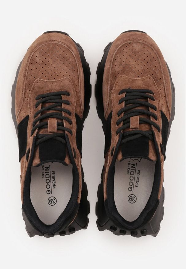 Renee - Ciemnobrązowe Zamszowe Sneakersy na Podeszwie Chunky z Perforowaną Cholewką Cezarlina. Okazja: na co dzień. Kolor: brązowy. Materiał: zamsz. Szerokość cholewki: normalna
