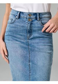 Sinsay - Jeansowa spódnica do kolana z rozcięciem z tyłu - niebieski. Kolor: niebieski. Materiał: jeans #1