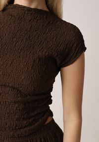 Born2be - Brązowy Gładki Komplet Szerokie Spodnie i Marszczona Bluzka ze Stójką Merithie. Kolor: brązowy. Materiał: materiał. Wzór: gładki #6