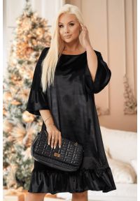 Moda Size Plus Iwanek - Welurowa sukienka Carina z falbankami - elegancja i kobiecy szyk PLUS SIZE XXL OVERSIZE JESIEŃ. Typ kołnierza: kołnierz z falbankami. Kolekcja: plus size. Materiał: welur. Sezon: jesień. Typ sukienki: oversize, dla puszystych. Styl: wizytowy, elegancki #1