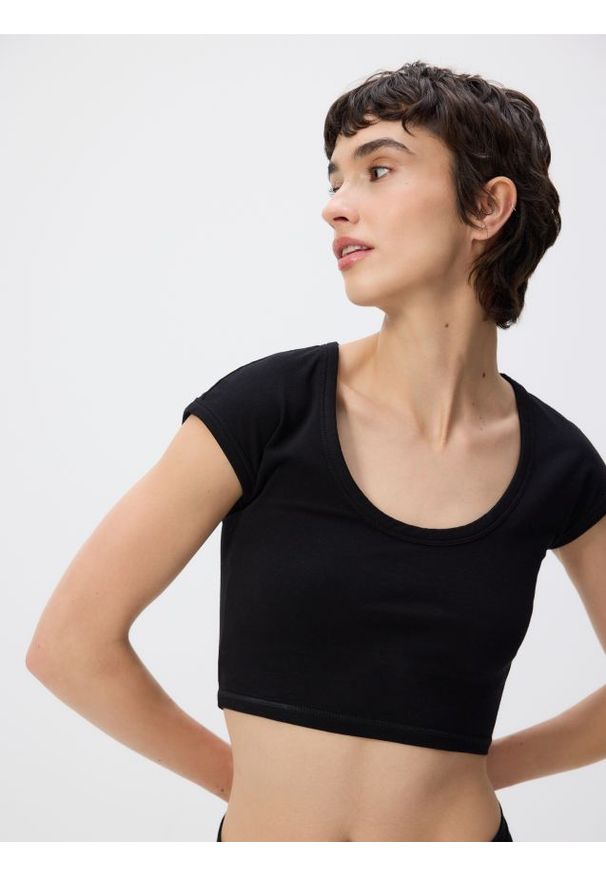 Reserved - Bawełniany crop top - czarny. Kolor: czarny. Materiał: bawełna. Długość: krótkie