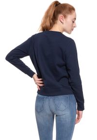 Wrangler - BLUZA WRANGLER DAMSKA LOGO CREW NAVY W6087HY35 112130466. Okazja: na spacer, na imprezę, na co dzień, na randkę. Materiał: jeans, materiał, guma, bawełna. Długość rękawa: długi rękaw. Długość: krótkie. Wzór: nadruk, napisy, aplikacja. Sezon: lato. Styl: casual #5