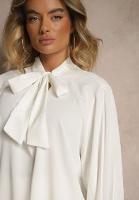 Renee - Biała Bluzka Ozdobiona Wiązaniem i Plisowanymi Rękawami Jenowena. Kolor: biały. Wzór: aplikacja #5