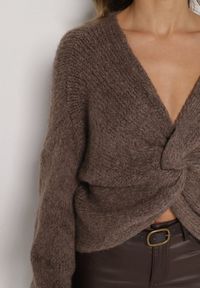 Born2be - Jasnobrązowy Sweter Oversize z Domieszką Wełny z Oryginalnym Dekoltem Lawedia. Okazja: na co dzień. Kolor: brązowy. Materiał: wełna. Styl: casual, elegancki, klasyczny #7