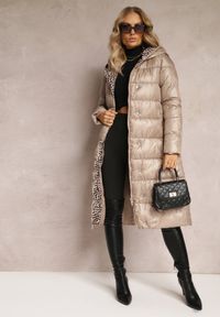 Renee - Beżowa Kurtka Phylenia. Kolor: beżowy. Długość: długie. Wzór: aplikacja. Styl: elegancki