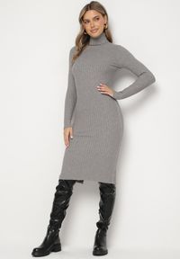 Born2be - Szara Sukienka Prążkowana o Dopasowanym Kroju z Golfem Kaszmirem Bawełną i Wełną Vaithessa. Okazja: na co dzień. Typ kołnierza: golf. Kolor: szary. Materiał: wełna, kaszmir, bawełna, prążkowany. Długość rękawa: długi rękaw. Styl: casual, elegancki