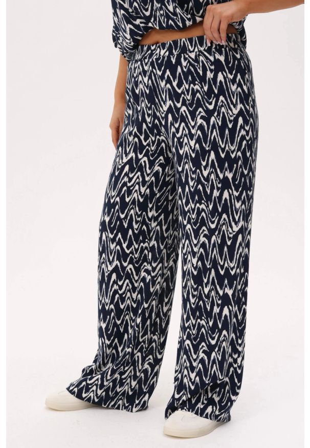 Moda Size Plus Iwanek - Spodnie "echo granatu" z kompletu Riva - wakacyjny styl, wygoda i lekkość PLUS SIZE XXL OVERSIZE. Okazja: na co dzień, do domu, do pracy. Stan: podwyższony. Kolekcja: plus size. Materiał: tkanina, wiskoza, jeans, materiał. Długość: krótkie. Wzór: gładki. Sezon: lato. Styl: wakacyjny