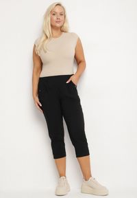 Born2be - Czarne Spodnie z Wiskozą i Ozdobnymi Guzikami Lireza. Okazja: na co dzień. Kolor: czarny. Materiał: wiskoza. Styl: klasyczny, casual #7