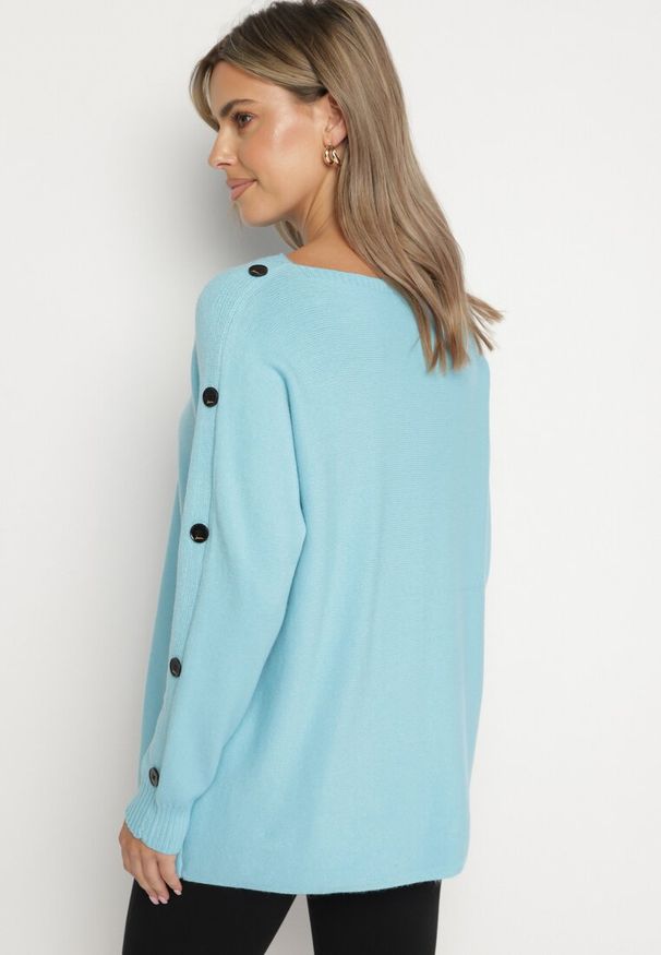 Born2be - Jasnoniebieski Sweter z Dodatkiem Bawełny i Wiskozy z Guzikami na Rękawach Ciasine. Okazja: na co dzień. Kolekcja: plus size. Kolor: niebieski. Materiał: bawełna, wiskoza. Długość rękawa: długi rękaw. Długość: długie. Styl: casual