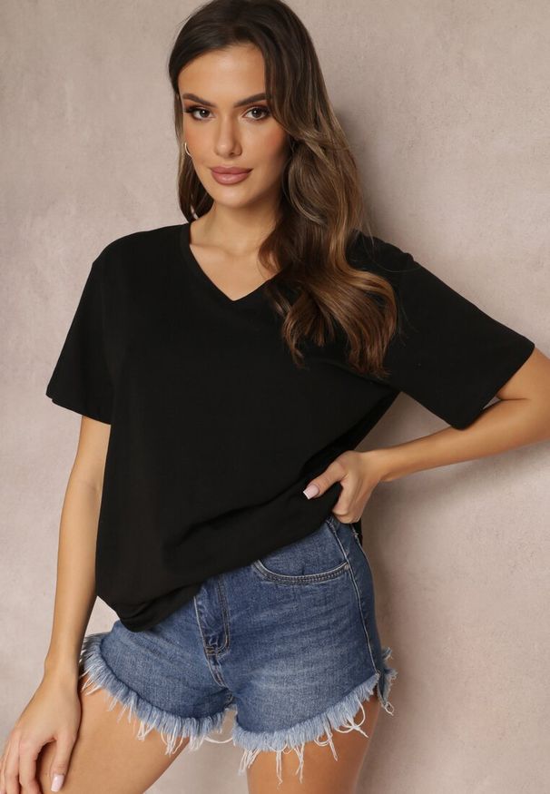Renee - Czarny T-shirt Nikoneus. Typ kołnierza: dekolt w kształcie V. Kolekcja: plus size. Kolor: czarny. Materiał: dzianina. Długość rękawa: krótki rękaw. Długość: krótkie. Wzór: gładki. Styl: klasyczny