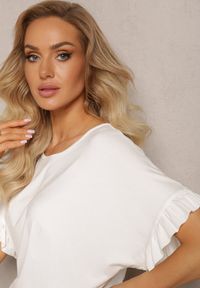Renee - Biała Bluzka z Łańcuszkiem z Tyłu i Falbankami Jaiselvin. Typ kołnierza: kołnierz z falbankami. Kolor: biały. Materiał: tkanina. Długość rękawa: krótki rękaw. Długość: krótkie. Wzór: gładki, jednolity #4
