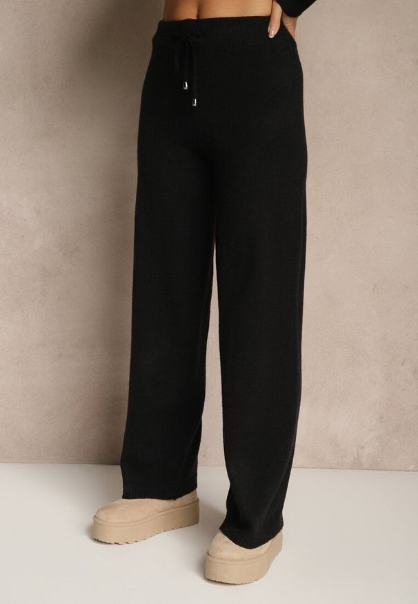 Renee - Czarny Komplet z Dzianiny z Wełną Pasiasty Sweter i Spodnie Ralleia. Kolor: czarny. Materiał: dzianina, wełna. Wzór: paski