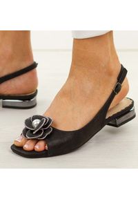 POTOCKI - Czarne sandały damskie na obcasie Potocki 43334. Okazja: na co dzień, na imprezę. Kolor: czarny. Materiał: skóra. Wzór: aplikacja. Sezon: wiosna, lato. Obcas: na obcasie. Styl: casual, elegancki, klasyczny, wizytowy. Wysokość obcasa: niski #1