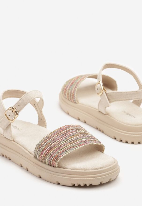 Born2be - Ciemnobeżowe Sandały z Tweedowymi Zdobieniami z Metaliczną Nicią Volira. Okazja: na co dzień. Kolor: beżowy. Wzór: aplikacja. Obcas: na obcasie. Styl: casual, elegancki, klasyczny. Wysokość obcasa: niski